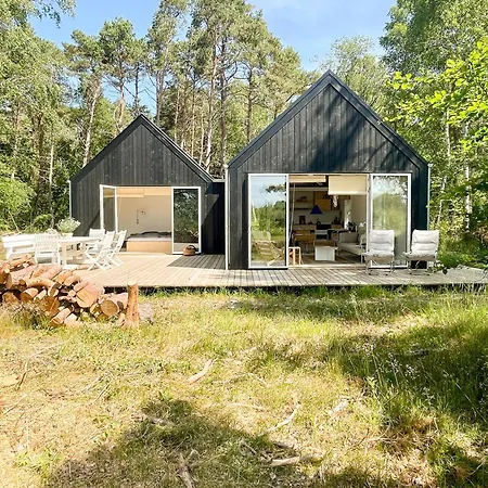 Architect-designed Gem On Mon With View *